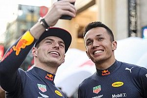 Red Bull bevestigt: Albon ook in 2020 teamgenoot van Verstappen