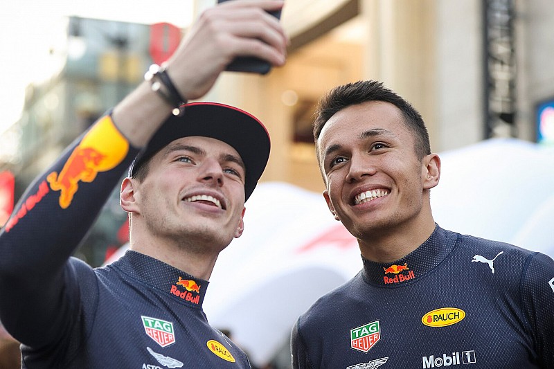 Red Bull bevestigt: Albon ook in 2020 teamgenoot van Verstappen