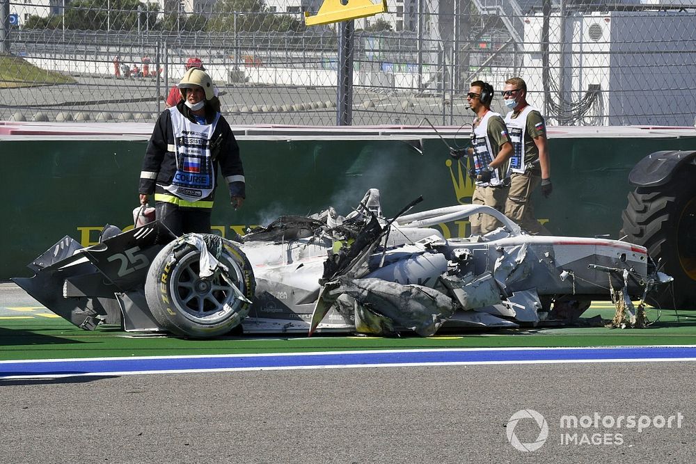 Görevliler kazalı araçları topluyor, Luca Ghiotto, Hitech Grand Prix ve Jack Aitken, Campos Racing 