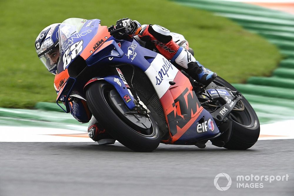 EL4 - Oliveira mène sur une piste humide, Zarco à terre