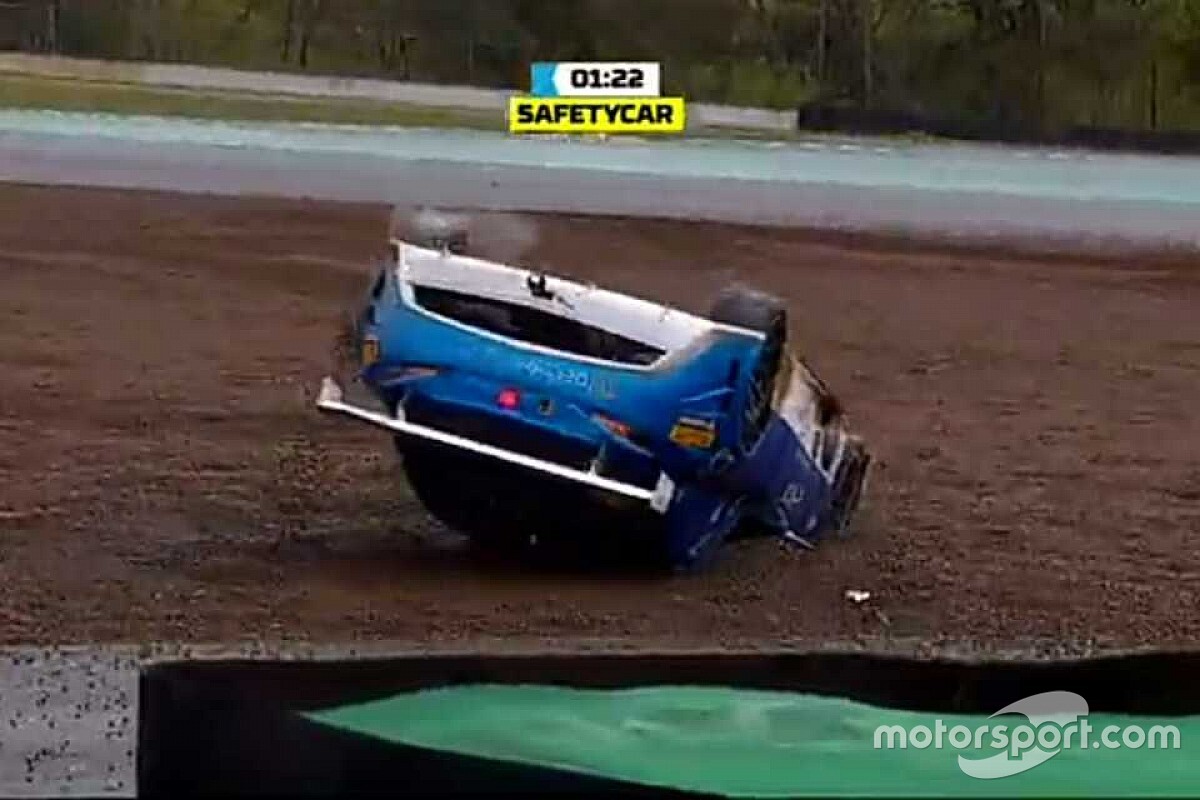 VÍDEO: Piloto da Stock Light capota em Interlagos