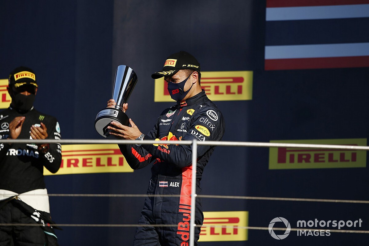 Albon celebra primeiro pódio em meio à críticas: "Sinto que agora posso respirar"