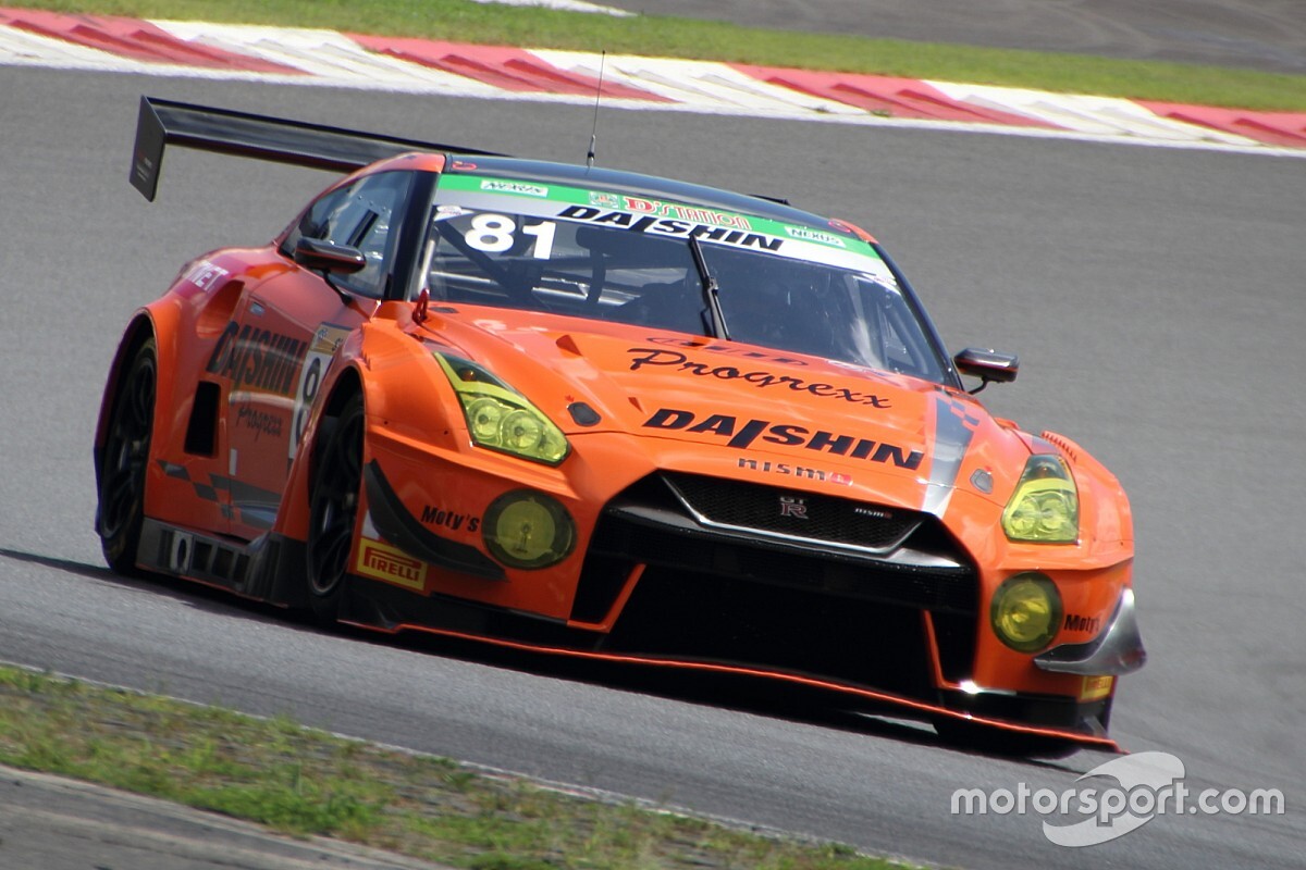予選でクラッシュを喫した81号車DAISHIN GT-R、スタートに向け懸命な修復作業が続く