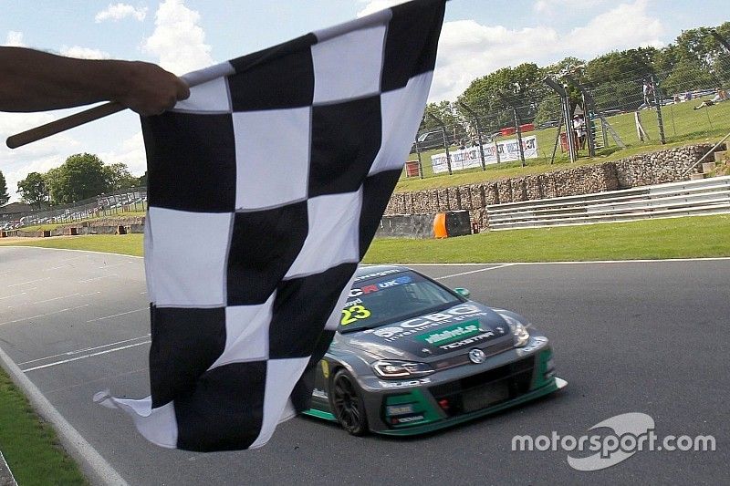 UK: il "precario" Daniel Lloyd continua a dominare e vince tutto a Brands Hatch