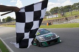 UK: il "precario" Daniel Lloyd continua a dominare e vince tutto a Brands Hatch