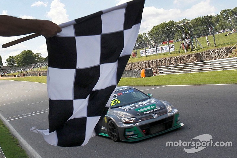 UK: il "precario" Daniel Lloyd continua a dominare e vince tutto a Brands Hatch