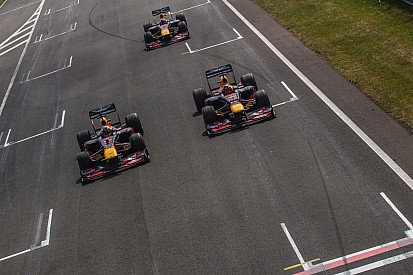 Képekben a Red Bull látványos F1-es parádéja