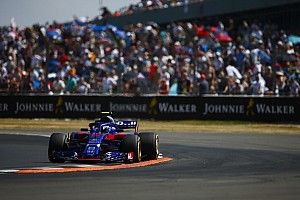 Gasly penalizzato di 5 secondi per il contatto con Perez: la Toro Rosso perde un punto