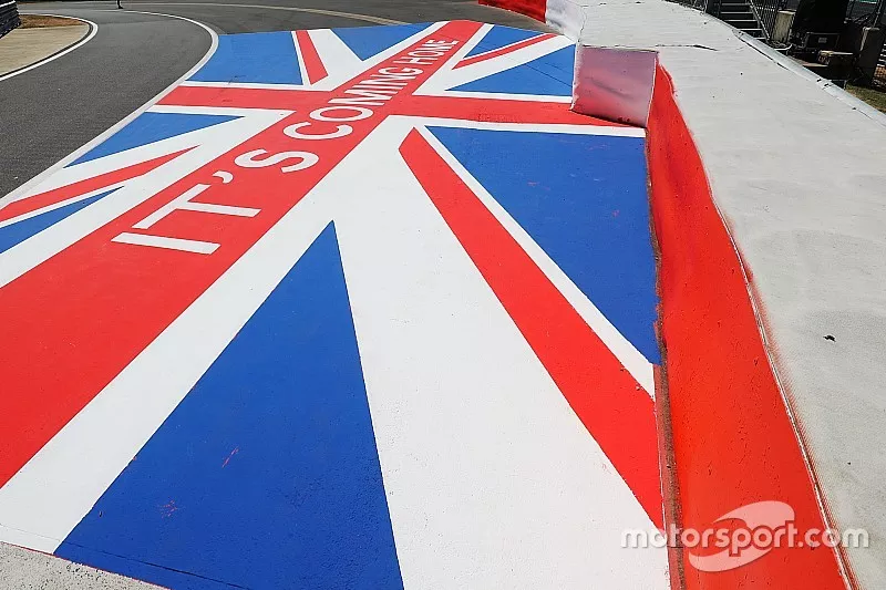 Un drapeau "It's coming home"