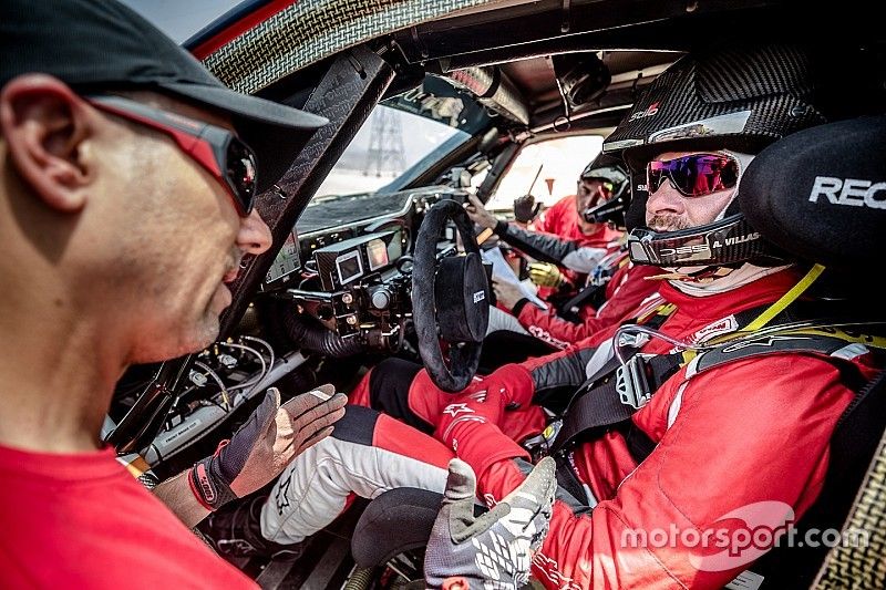 Ex-técnico do Chelsea abandona Dakar