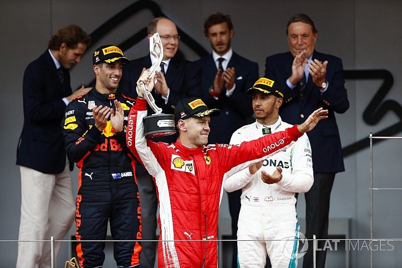 Sebastian Vettel, Ferrari, met zijn trofee voor de tweede plaats