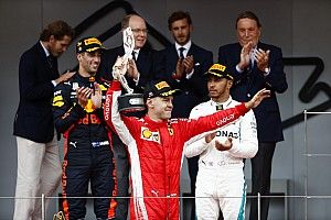 Hamilton wijst Vettel aan als titelfavoriet: "Ferrari heeft het tot nu toe laten liggen"