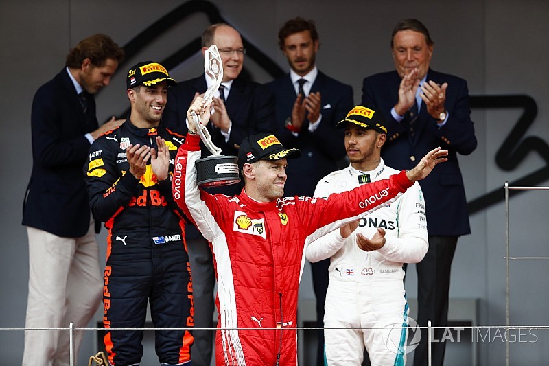 Vettel: "Habría sido peor para nosotros si Ricciardo no hubiese tenido problemas"