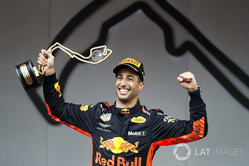 Podio: ganador de la carrera Daniel Ricciardo, Red Bull Racing, celebra Champagne