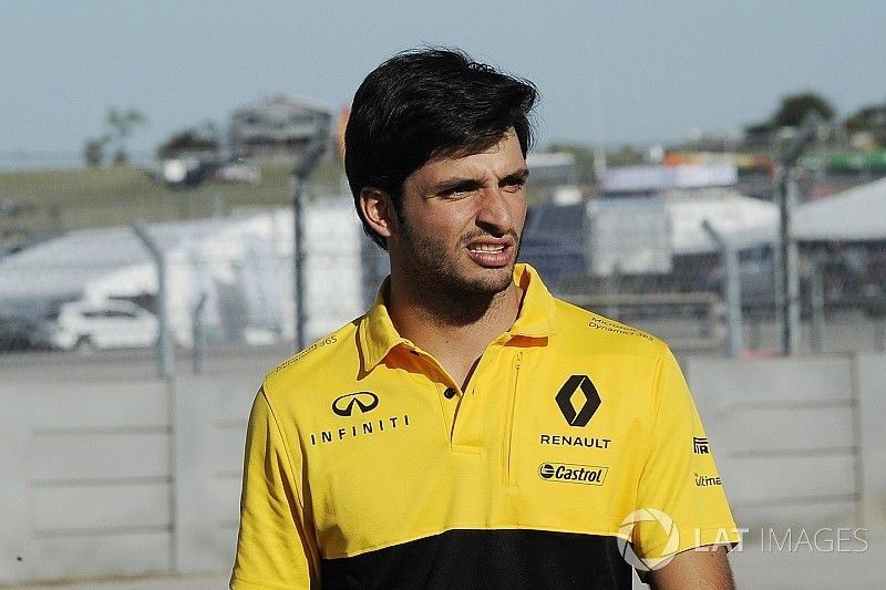 Carlos Sainz Jr., Renault Sport F1 Team camina por el circuito