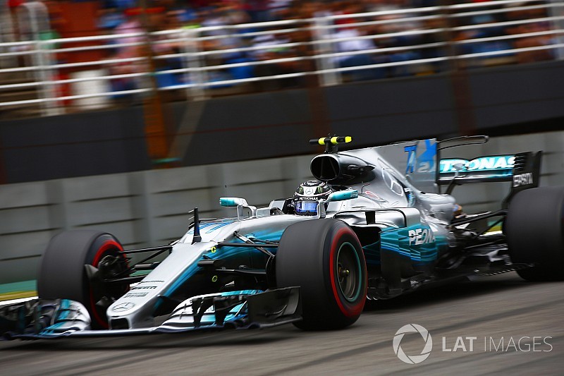 Bottas aprovecha el accidente de Hamilton y logra la pole en Brasil