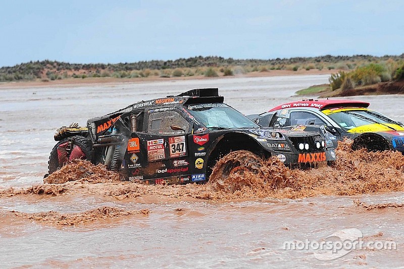 Las lluvias vuelven a castigar al Dakar