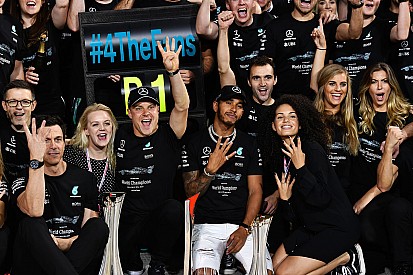 Hamilton: Bottas legalább nem akarja a csapattagokat ellenem fordítani