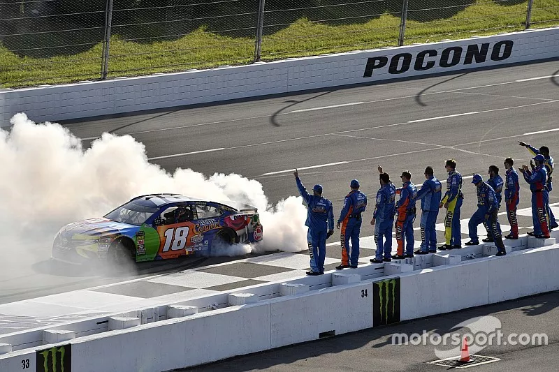 Ganador de la carrera Kyle Busch, Joe Gibbs Racing, Toyota Camry M&M's Caramel