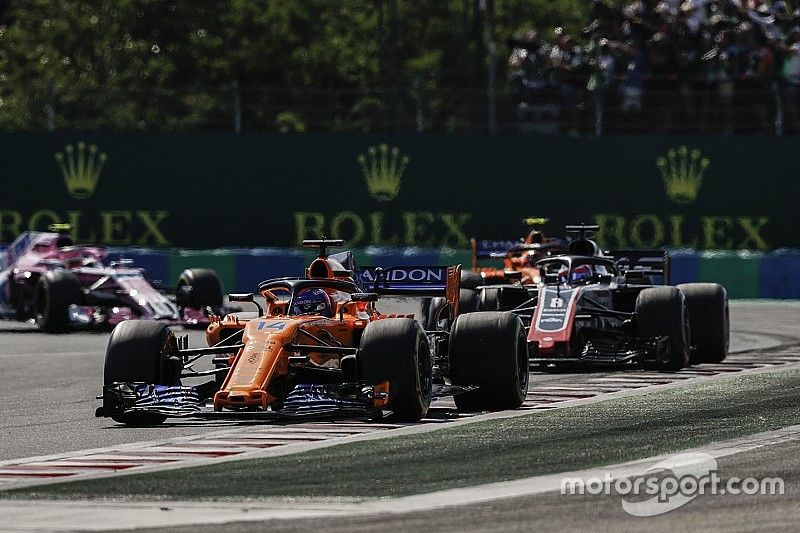 Fernando Alonso, McLaren MCL33, leads Romain Grosjean, Haas F1 Team VF-18, and Stoffel Vandoorne, McLaren MCL33