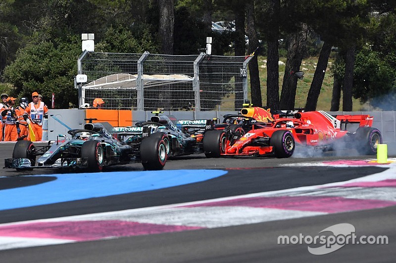Hamilton : Comme si Vettel "n'avait plus pensé"