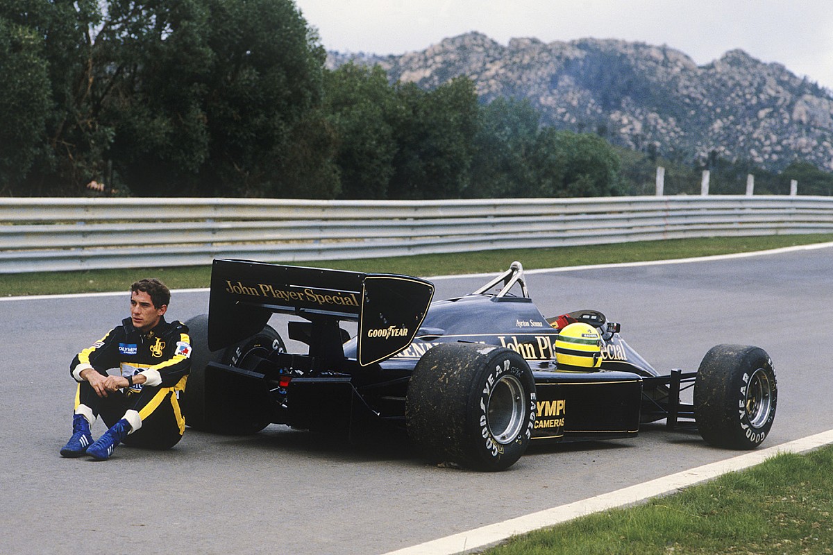 Kunstenaar maakt standbeeld van iconische foto Senna
