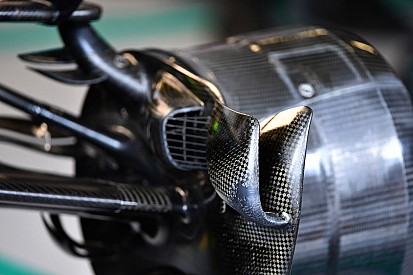 Gyors, de a fékekkel kíméletesen bánik a Silverstone Circuit