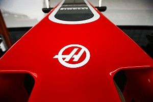 Teljesen feketébe borult a Haas szerelése: íme az öltözék