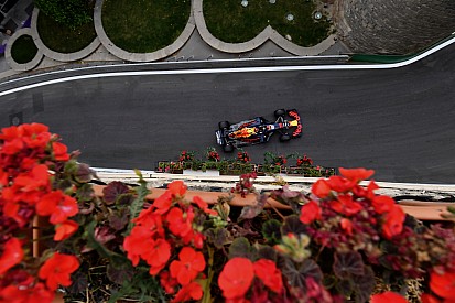 Verstappen köntösben csocsózva vezeti le Bakut
