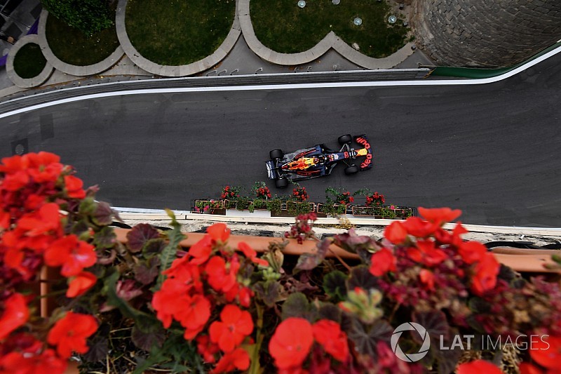 Verstappen köntösben csocsózva vezeti le Bakut