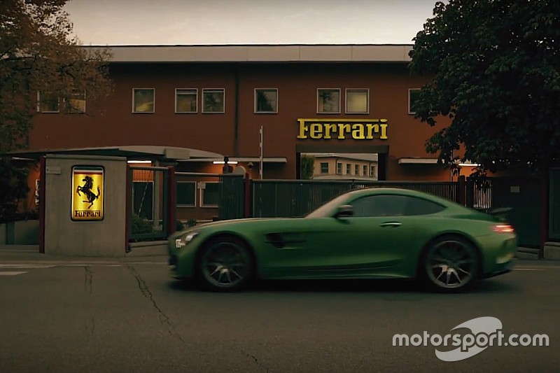 VIDEO: Un Mercedes "invade" Maranello para rendir tributo a Ferrari