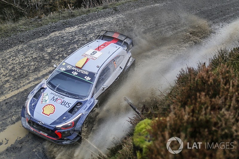 Gran Bretagna, PS20: Mikkelsen vince e supera Latvala. Ogier respira