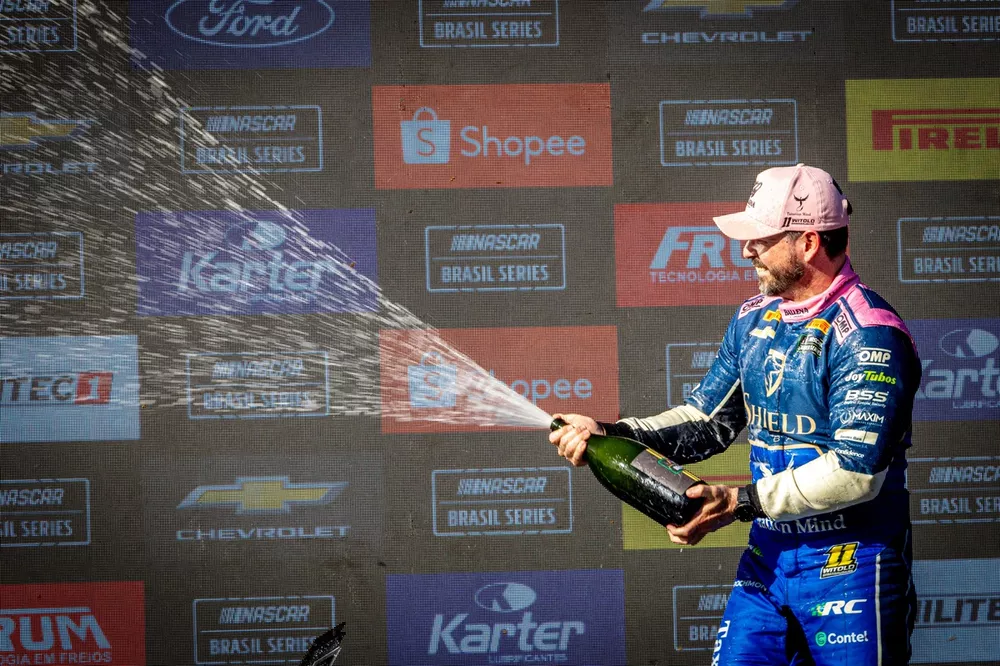 Witold Ramasaukas conquistou dois p&oacute;dios e mant&eacute;m a lideran&ccedil;a da NASCAR Brasil