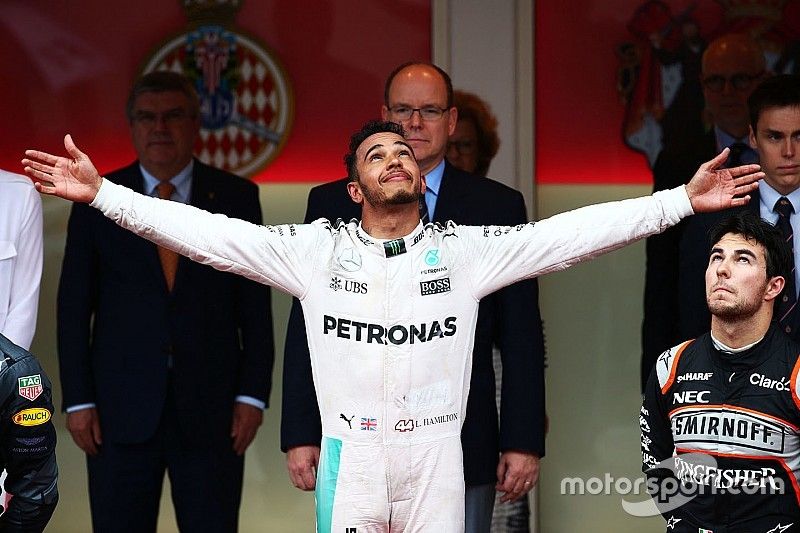 Podium: race winner Lewis Hamilton, Mercedes AMG F1, third place Sergio Perez, Sahara Force India