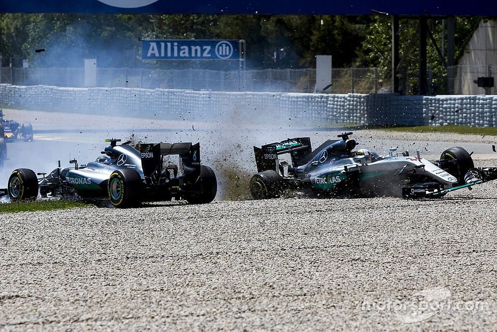 Ma 4 éve, hogy Hamilton és Rosberg kiütötte egymást, Verstappen azonnal nyert