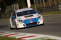 Aku Pellinen regola Enrico Bettera e si impone in Gara 1 a Monza