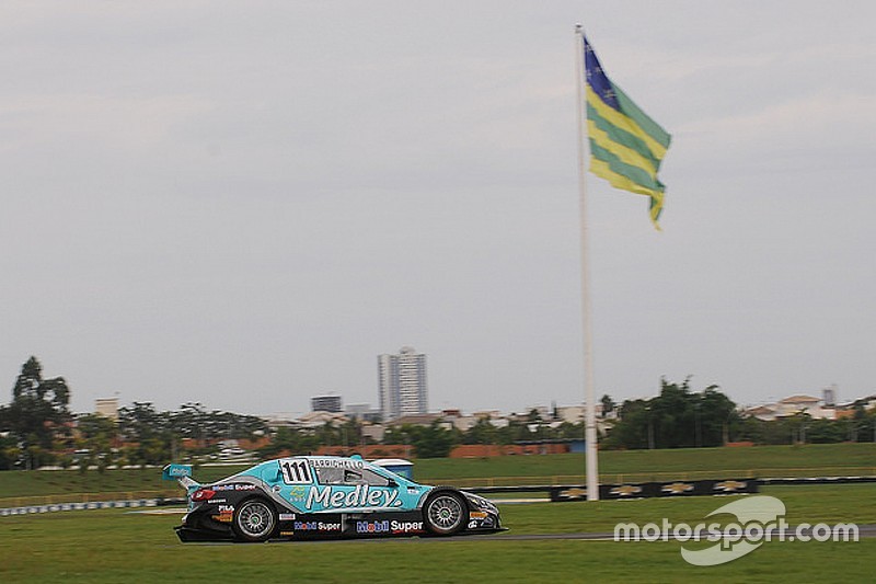 Barrichello "sobra" em Goiânia e conquista pole position