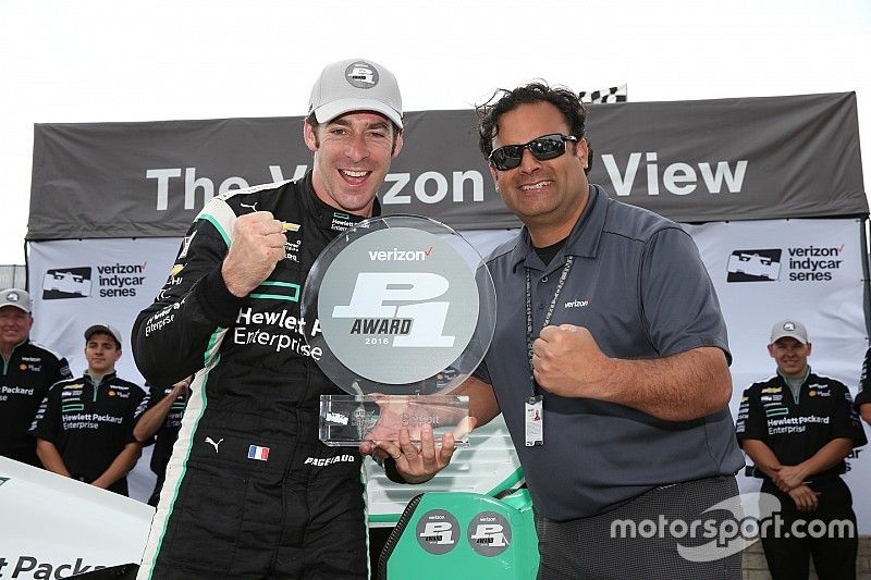 Polesitter Simon Pagenaud, Team Penske Chevrolet