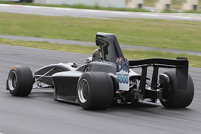 La nouvelle monoplace de Formula 5000 a pris la piste