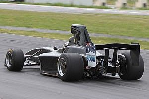 La nouvelle monoplace de Formula 5000 a pris la piste