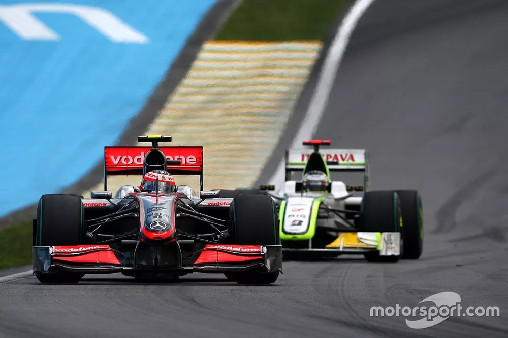 Heikki Kovalainen, McLaren Mercedes devant Jenson Button, BrawnGP