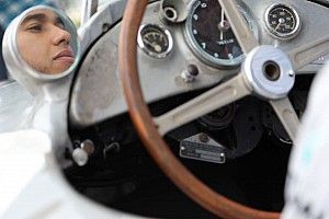 Хэмилтон решил остаться с Mercedes и после Ф1