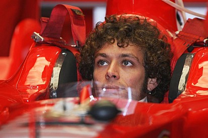 O dia que Rossi dividiu a pista de Ferrari com Schumacher e Alonso
