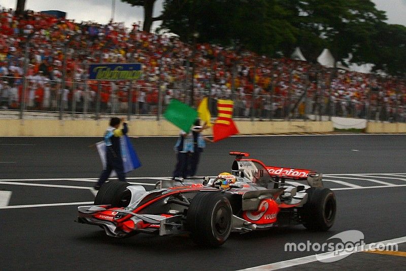 Retro: De ongekende ontknoping van Hamiltons eerste wereldtitel