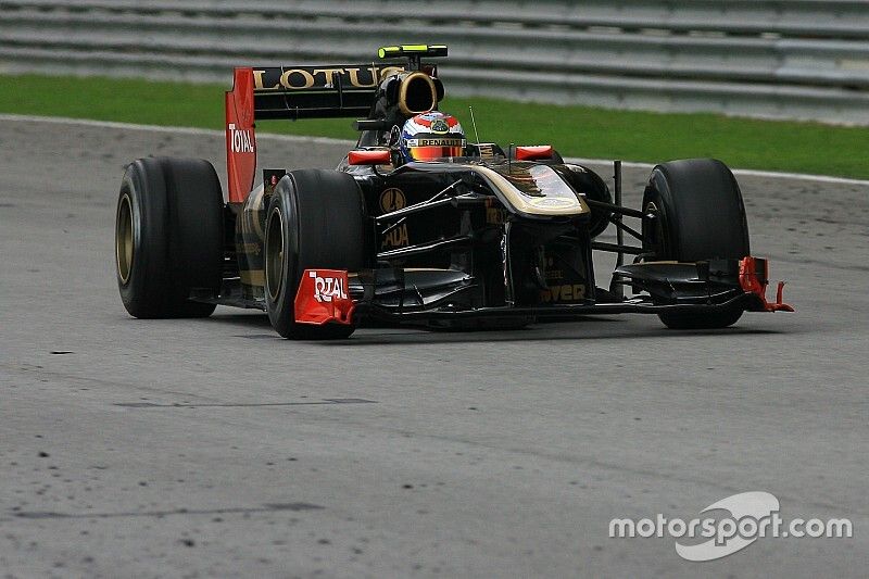 Amikor Petrov ugratott az F1-es Renault-val, majd a kormány a kezében maradt (videó)