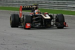 Amikor Petrov ugratott az F1-es Renault-val, majd a kormány a kezében maradt (videó)