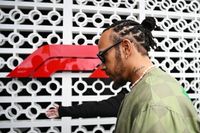 F1 - Schumacher: 'Ferrari deve pagar multa e rescindir contrato de Hamilton'