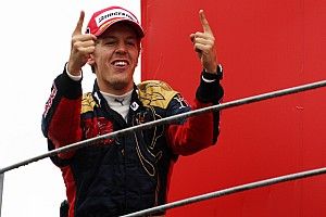 Videón, ahogy 10 éve Vettel megszerezte az első futamgyőzelmét Monzában