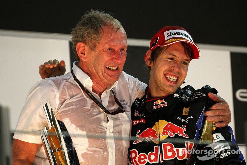 Podio: ganador de la carrera  y Campeón de mundial de Fórmula Uno 2010 Sebastian Vettel, Red Bull Racing con Helmut Marko, Red Bull Racing, Red Bull asesor