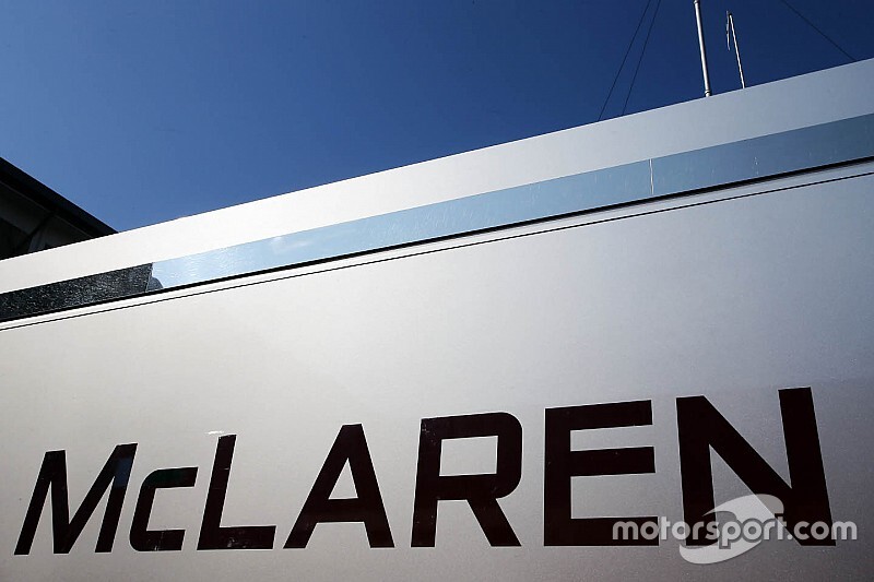 További 14 alkalmazottját helyezi karanténba a McLaren